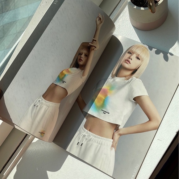 BLACKPINK LISA MAGAZINE BOOK - Picture 8 of 12